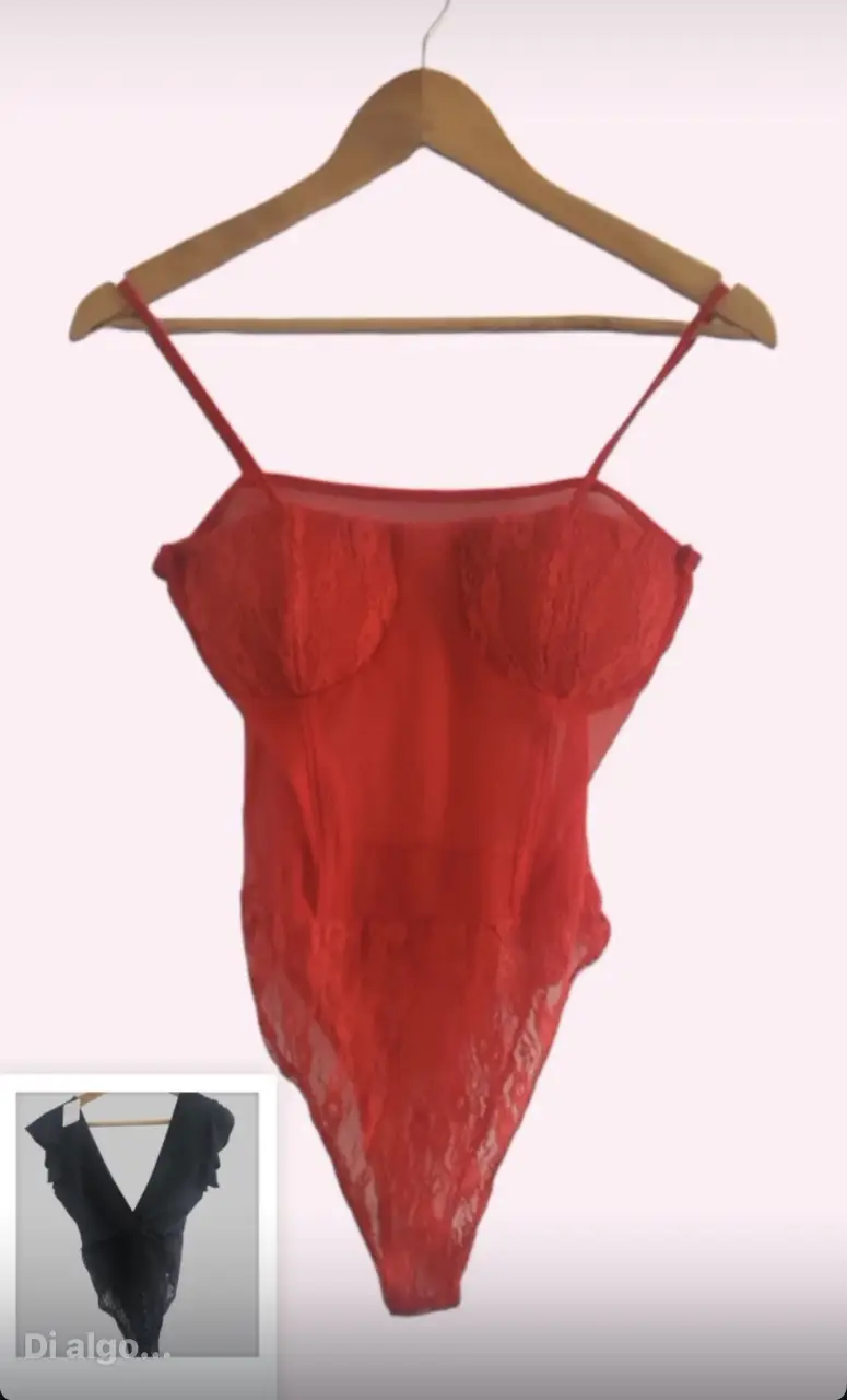 Body de encaje rojo con tirantes finos y copas estructuradas. Ideal para una noche especial o para darle un toque sensual a tu look.