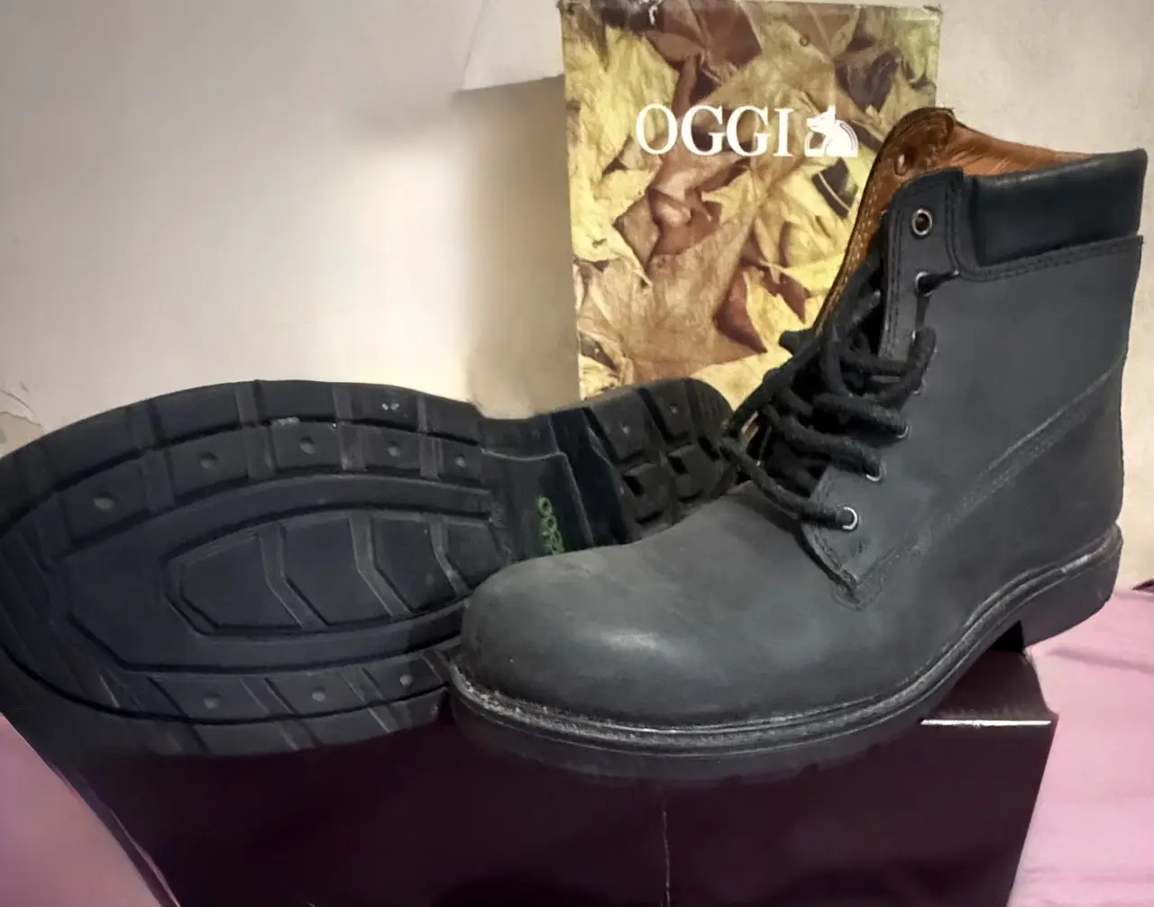 Borcegos OGGI de cuero sintético negro, ideales para un look urbano y resistente. Perfectos para el día a día, combinan estilo y durabilidad.