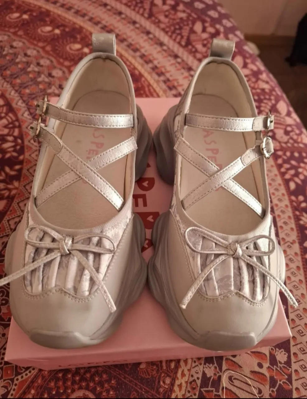Zapatillas Las Pepas Pompón talle 37, como nuevas sin detalles. 
Estilo Mary Jane plateadas con plataforma. Tienen tiras cruzadas con hebillas en forma de flor y un moño delicado en la punta. Ideales para un look tierno y a la vez moderno.