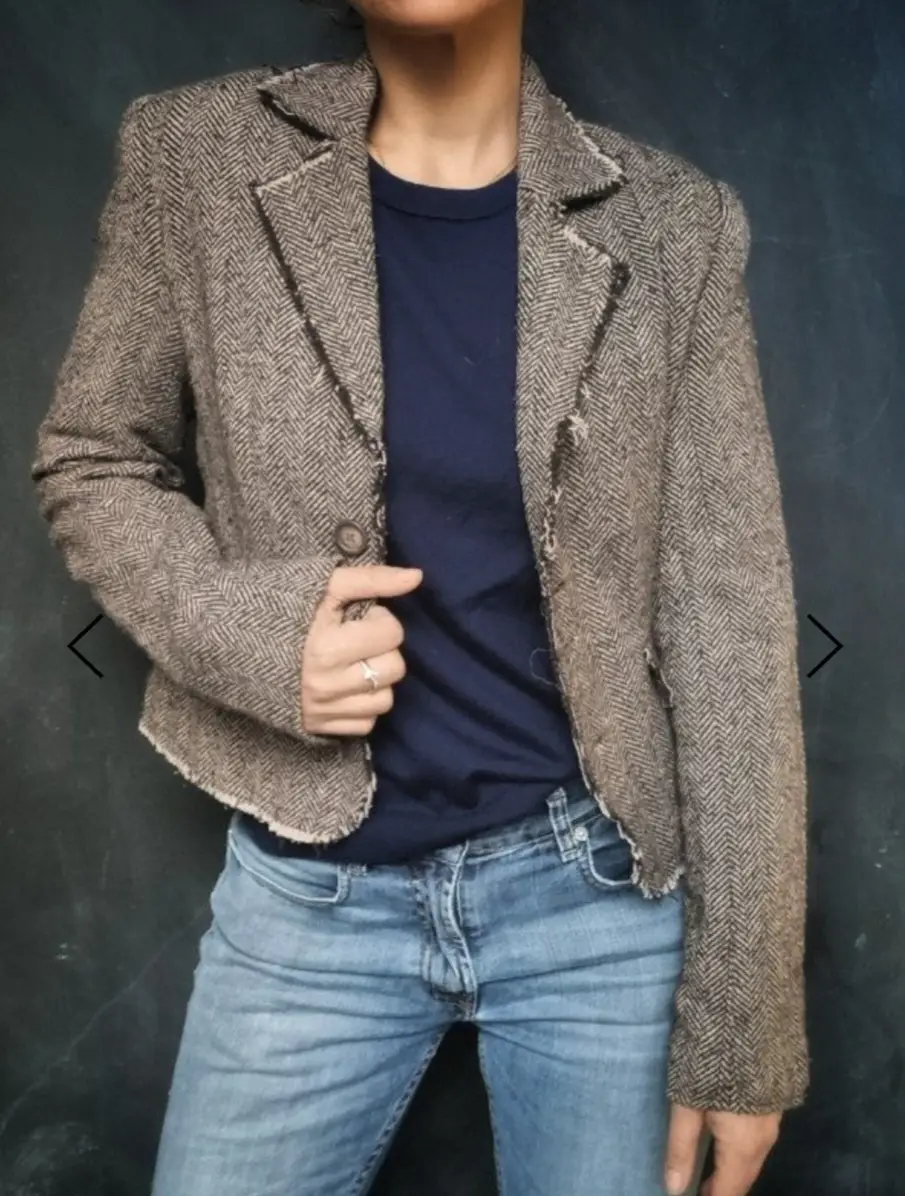 Blazer entallado, largo a la cintura. Confeccionado en tweed espigado color marrón chocolate.Es un blazer que lo compré en una tienda vintage, pero lo usé poco debifo a que subí de peso. Es hermoso. Medidas: hombros 29 cm / Mangas 62 cm / Busto 45 cm / Cintura 40 cm / Cadera 45 cm / Largo 55 cm