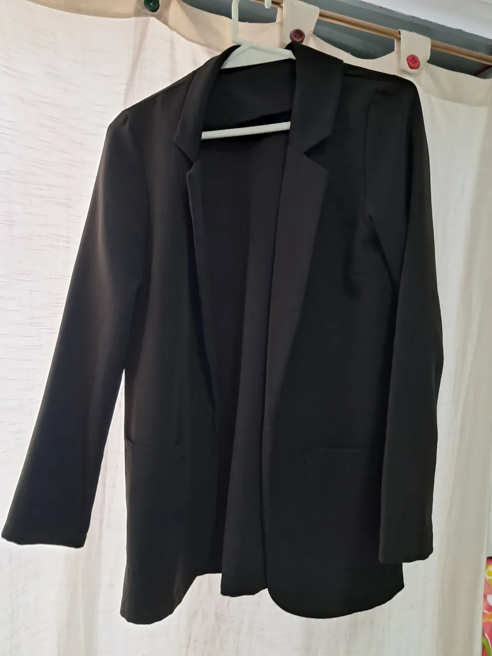 Blazer negro, ideal para un look elegante y sofisticado. Perfecto para usar en el trabajo o para una salida.