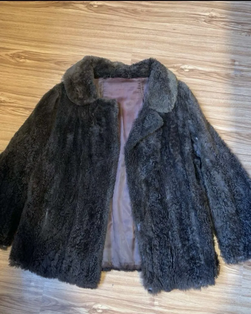 tapado de piel vintage color marron, esta como nuevo, tiene forro interior, va para un talle s aproximadamente. medidas aproximadas: largo 71 cm; ancho 55 cm; manga desde la sisa 52 cm.