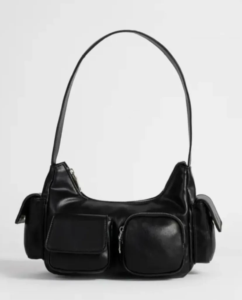 bandolera de cuerina con cierre superior con correa para el hombro.bolsillos laterales con solapa con broche imantado .bolsillo frontal con cierre, y otro con solapa con broche imantado. 24.00 cm x 10.00 cm x 18.00 cm