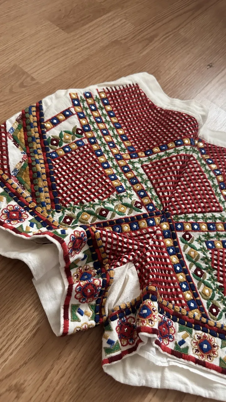 Shorts blancos con bordado de flores y figuras geométricas en la parte inferior. La etiqueta indica Zara Woman.