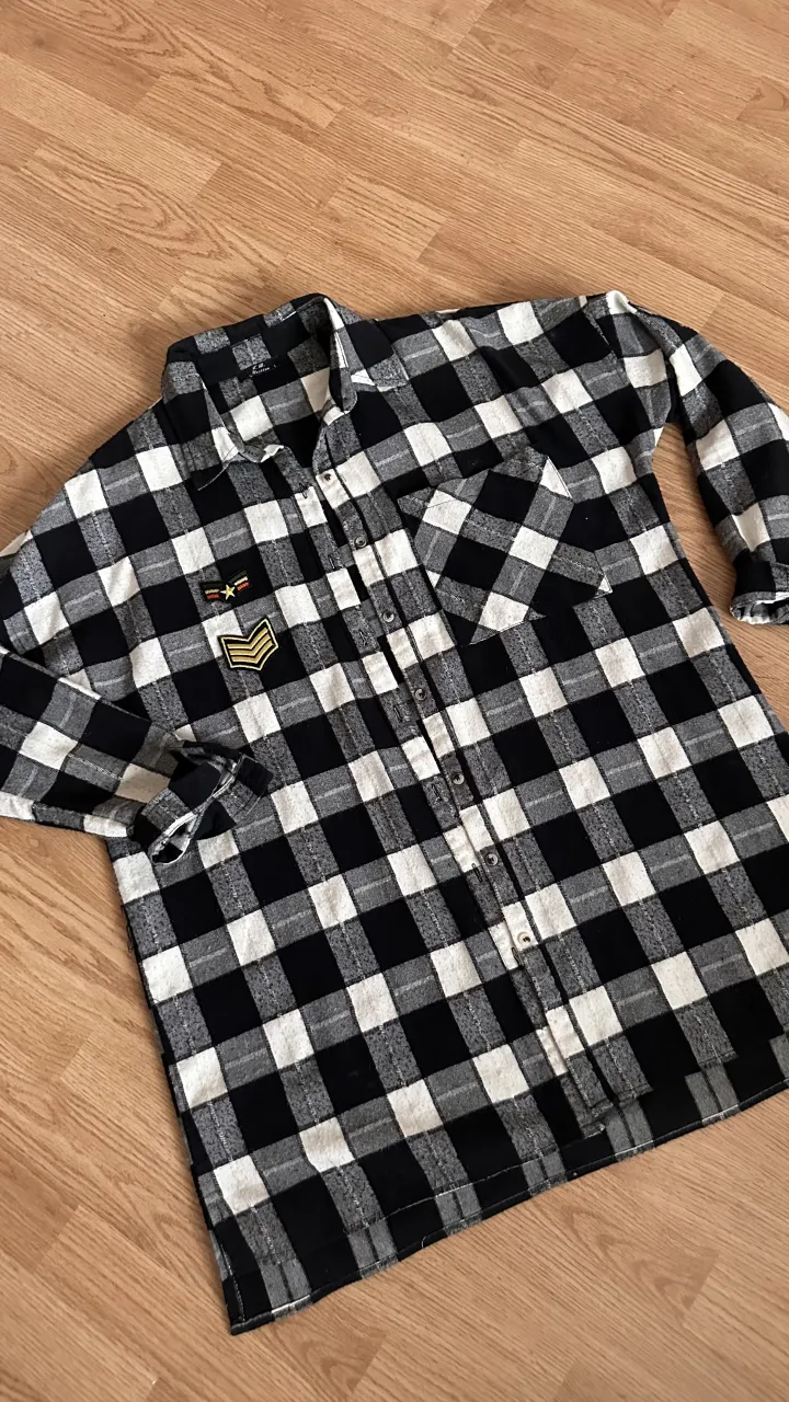 Camisa a cuadros de manga larga con parches en el frente. Ancha 