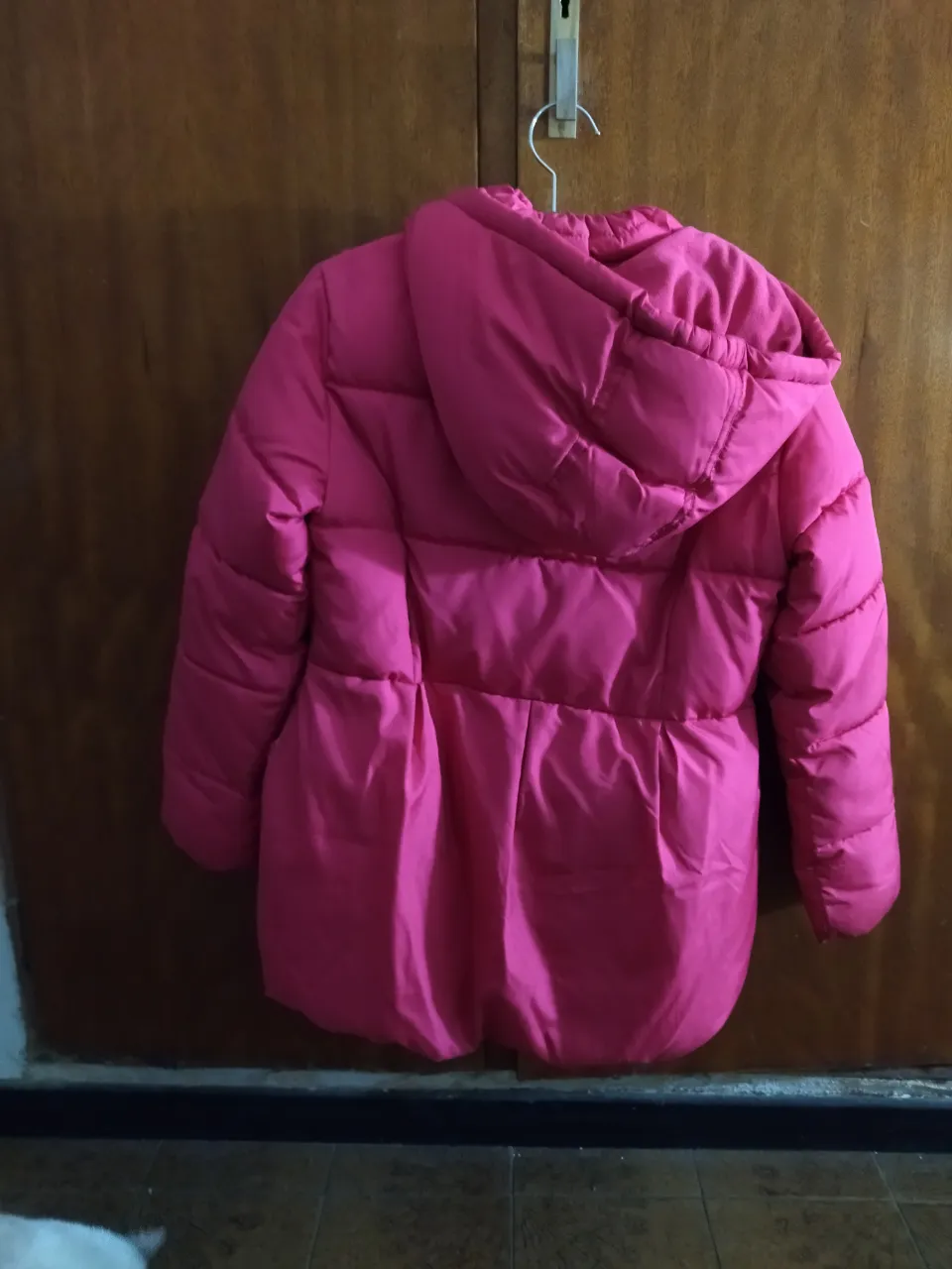 Campera acolchada rosa con capucha.