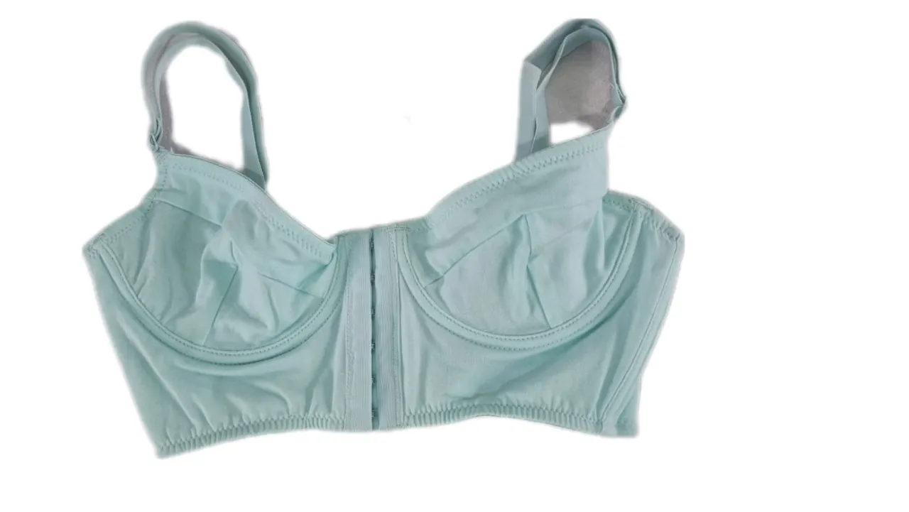 Corpiño de algodón color celeste pastel, con detalles de costura y broches al frente. Ideal para uso diario o para complementar outfits cómodos. 
corpino lingerie/corset con aros. forever 21. 
nuevo con etiqueta
talle m.
medidas 
busto 90-95
cintura 70-75