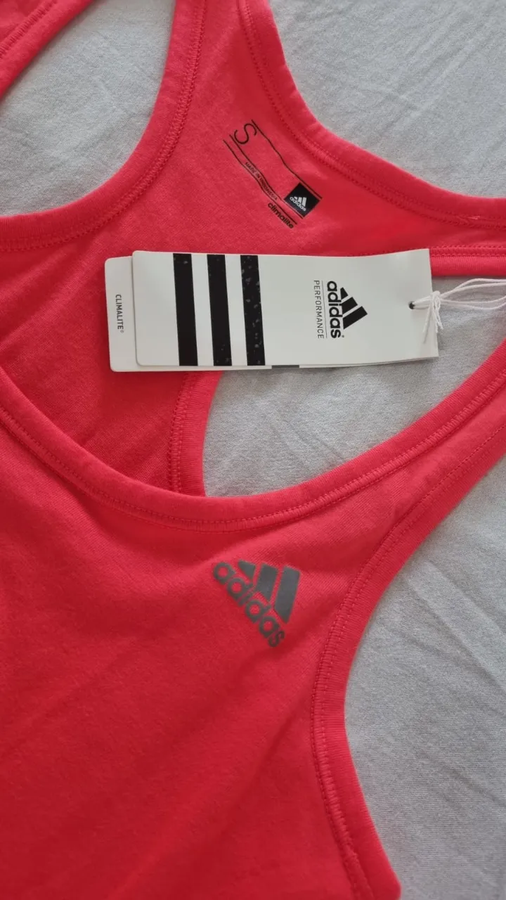 Musculosa deportiva Adidas, ideal para entrenar o para un look casual y cómodo. Su diseño permite total libertad de movimiento. nueva con etiqueta
talle s
medidas de la prenda, contorno busto 76 cm, largo 62 cm. 
es una prenda climalite. mantiene tu cuerpo seco al absorber el sudor del cuerpo.
prenda adquirida en adidas japon