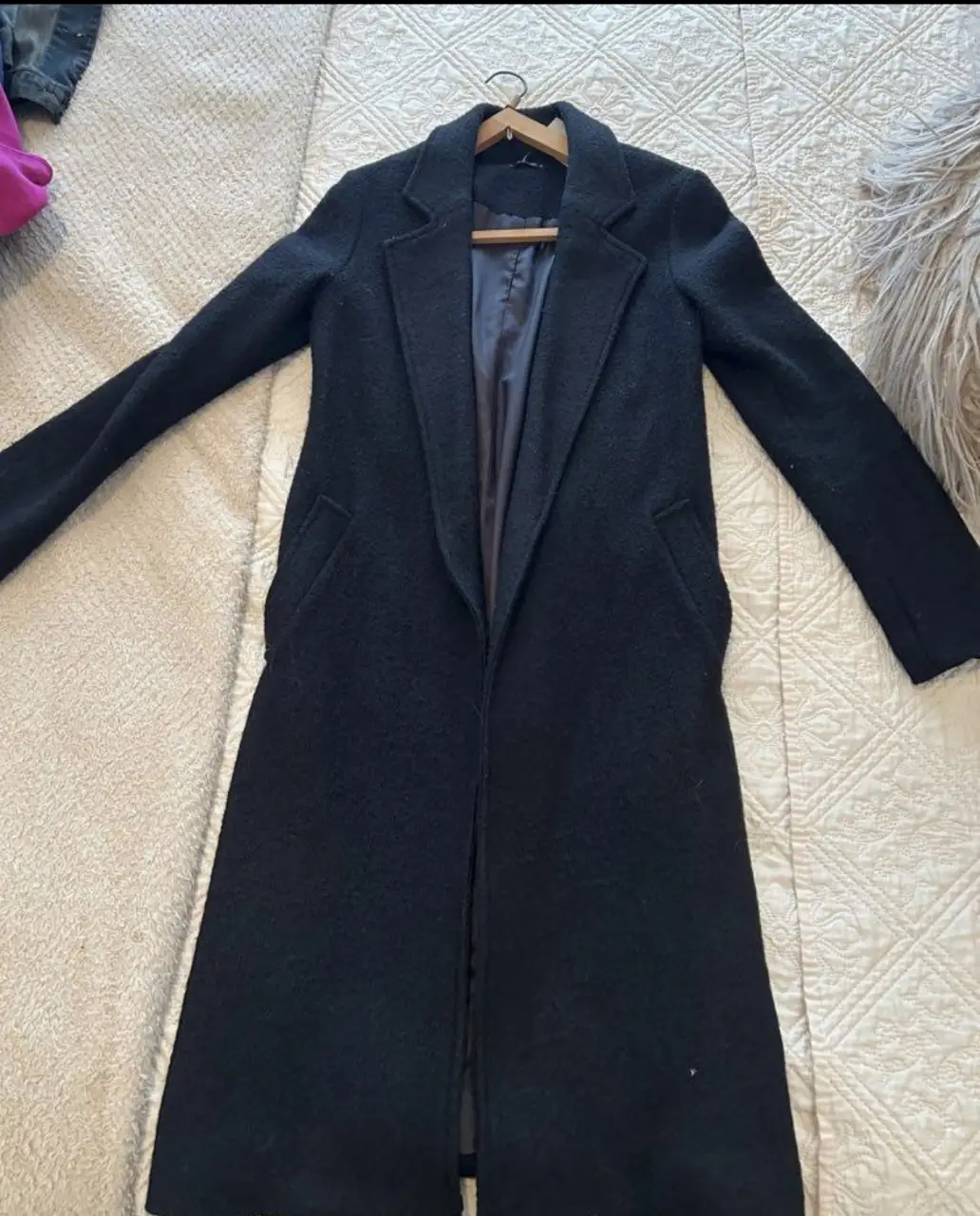 Tapado largo negro de paño, elegante y atemporal, ideal para el invierno. Marca Bachino, talle XS.