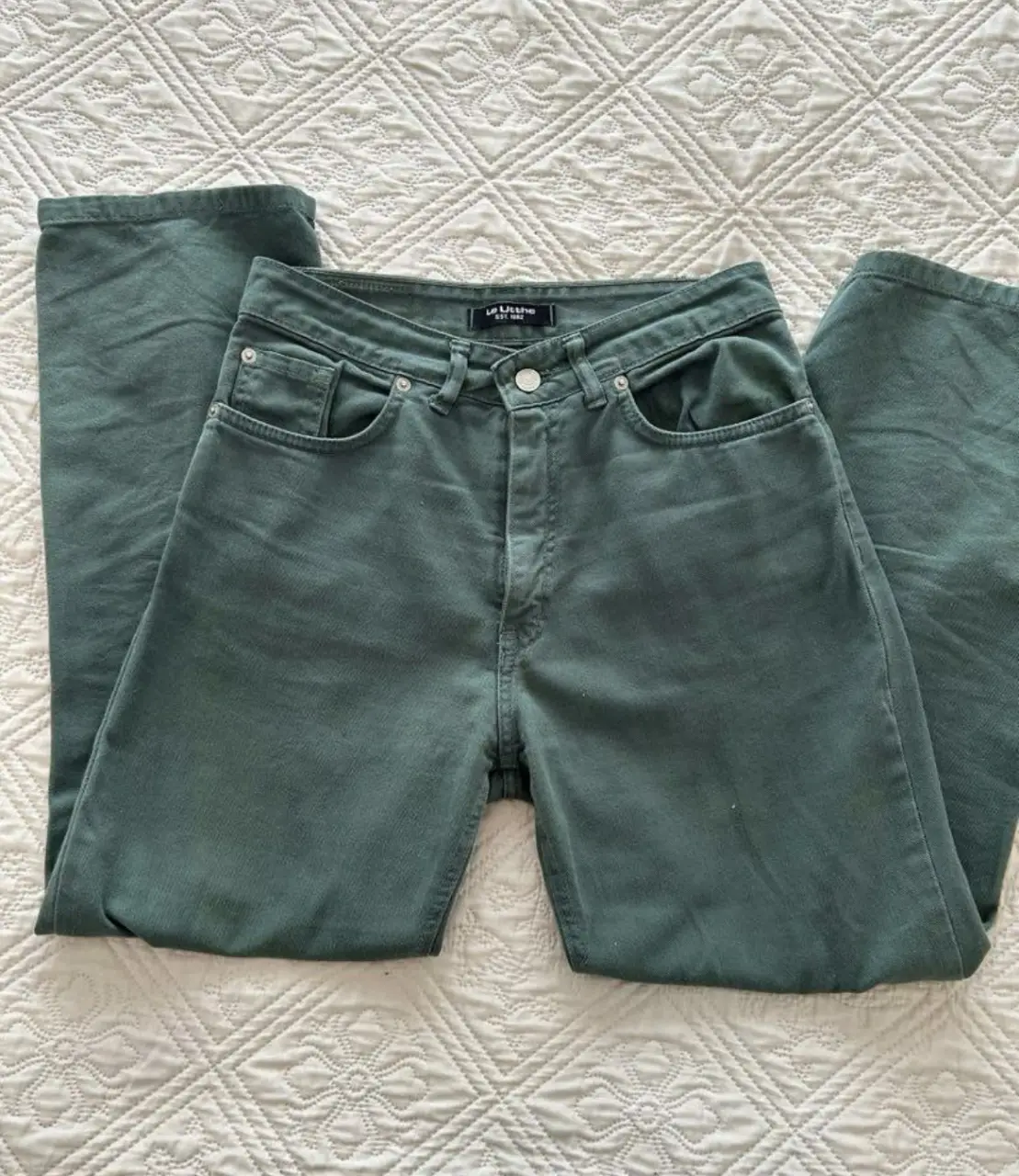 Jeans rectos de tiro medio en color verde oscuro, ideales para un look casual y versátil. Confeccionados en tela de jean resistente, estos pantalones ofrecen comodidad y estilo para cualquier ocasión.