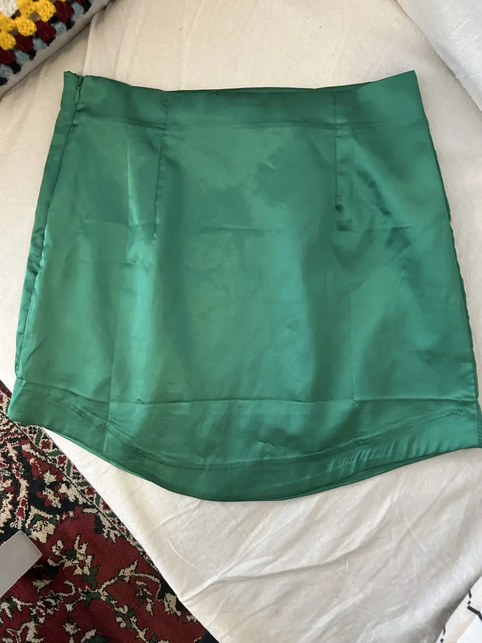 Minifalda de satén verde, talle S. Ideal para un look de fiesta o salida. marca shein