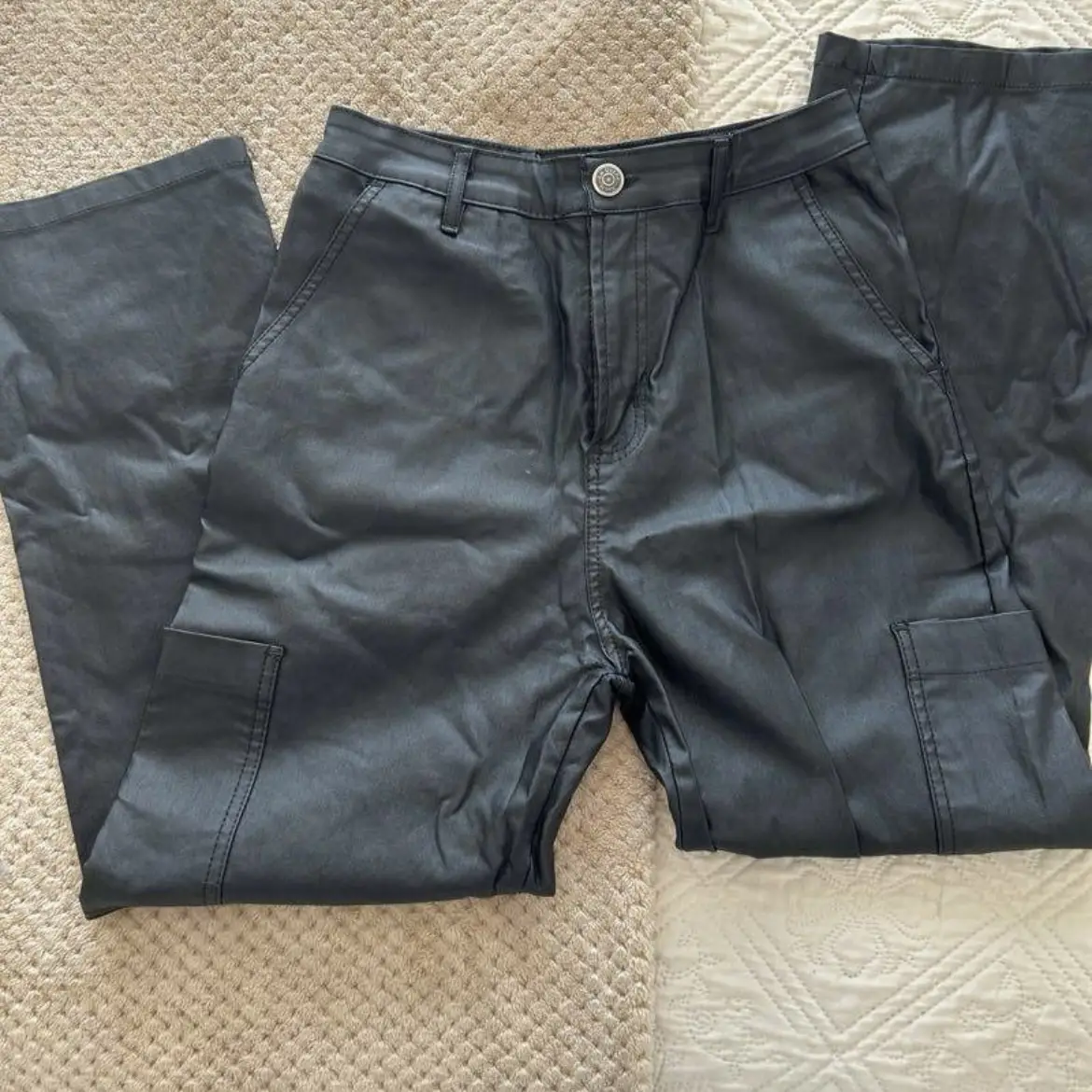 Pantalón cargo de mujer, color negro, con bolsillos laterales y traseros. Ideal para un look utilitario y casual. dos usos
