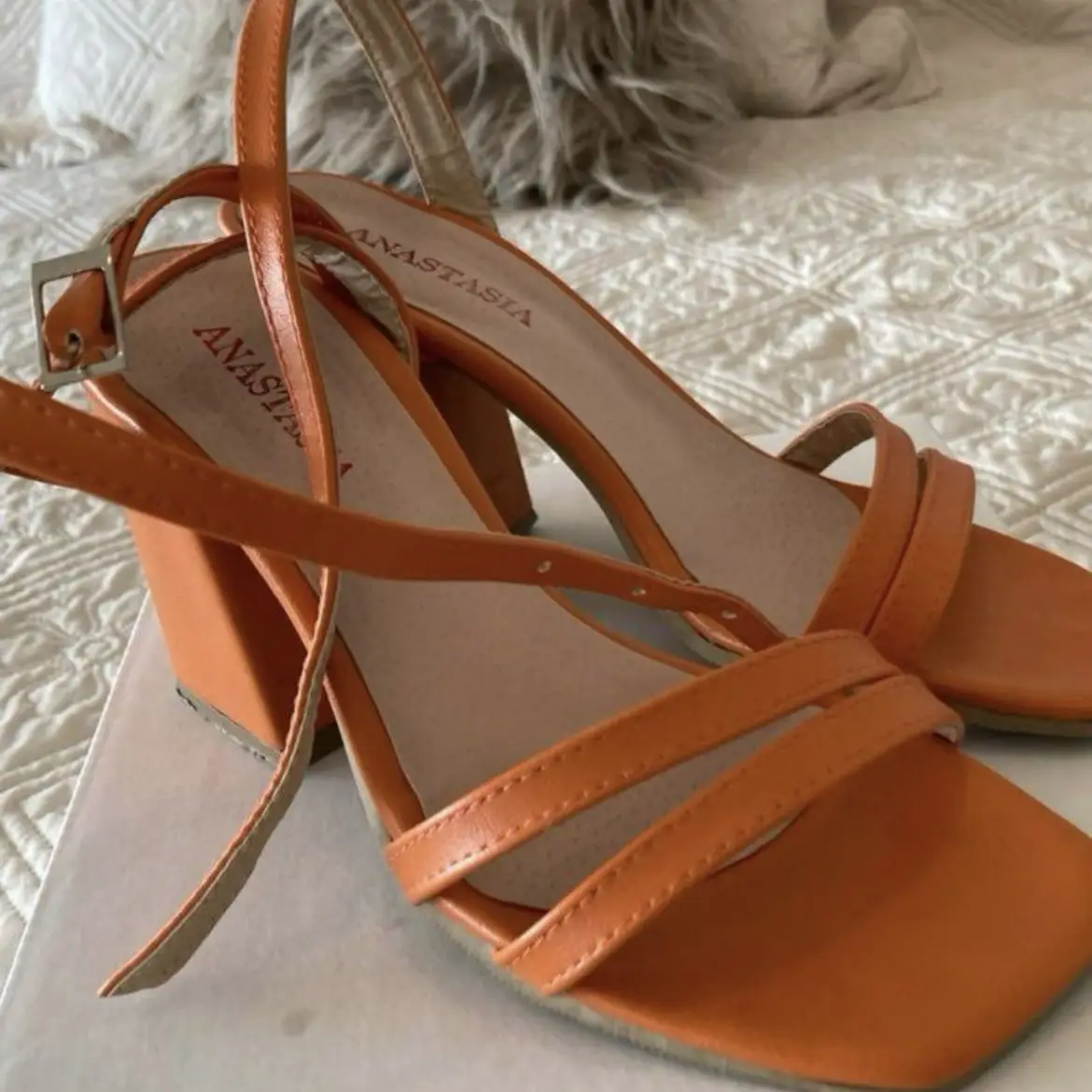 Sandalias naranjas de taco ancho con tiras finas. Marca Anastasia. Ideales para un look de verano. un solo uso.