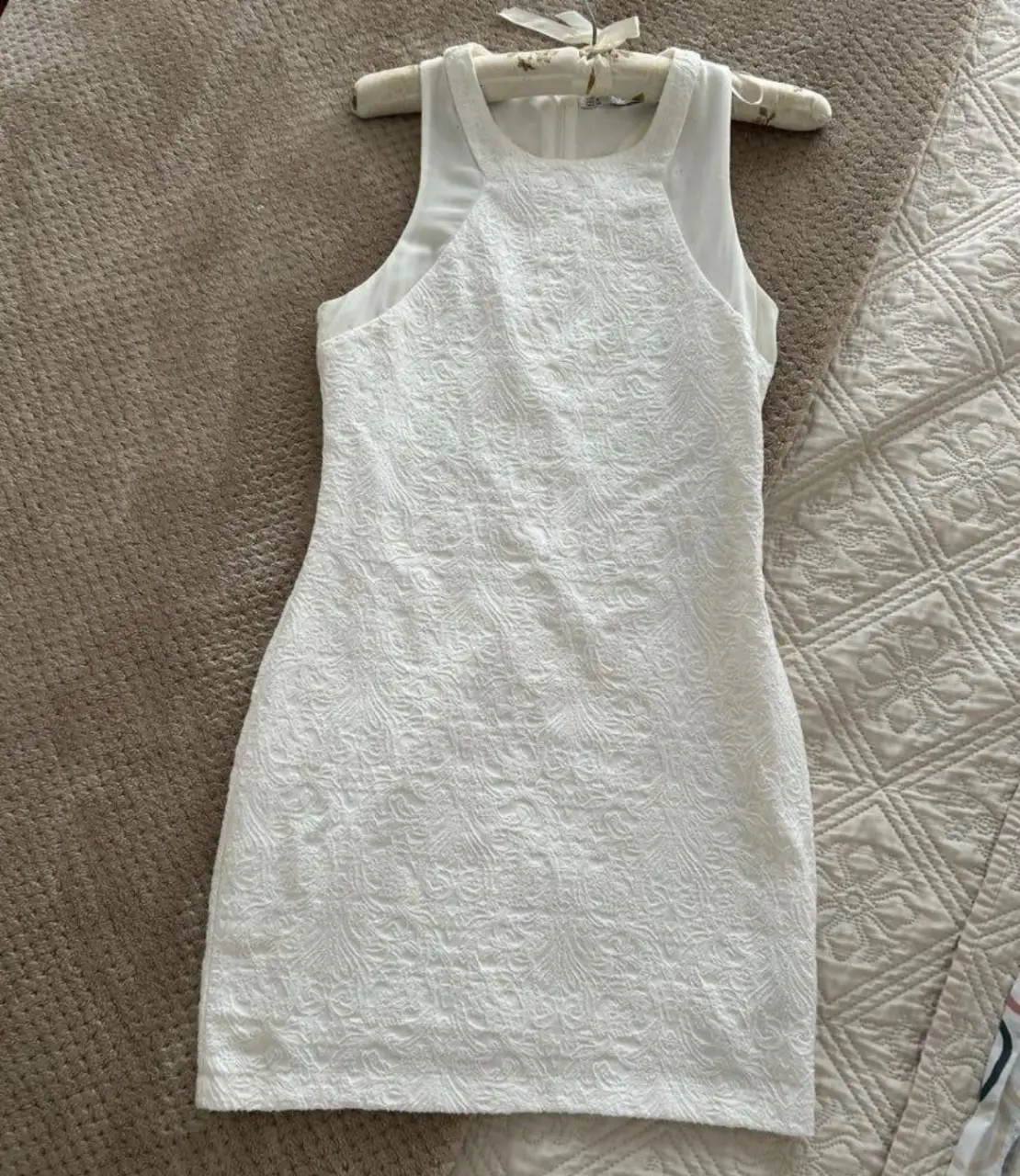Vestido blanco corto de la marca Trafaluc, con diseño texturizado y cierre en la espalda. Talle M. detalles en el tul que se muestran en fotos