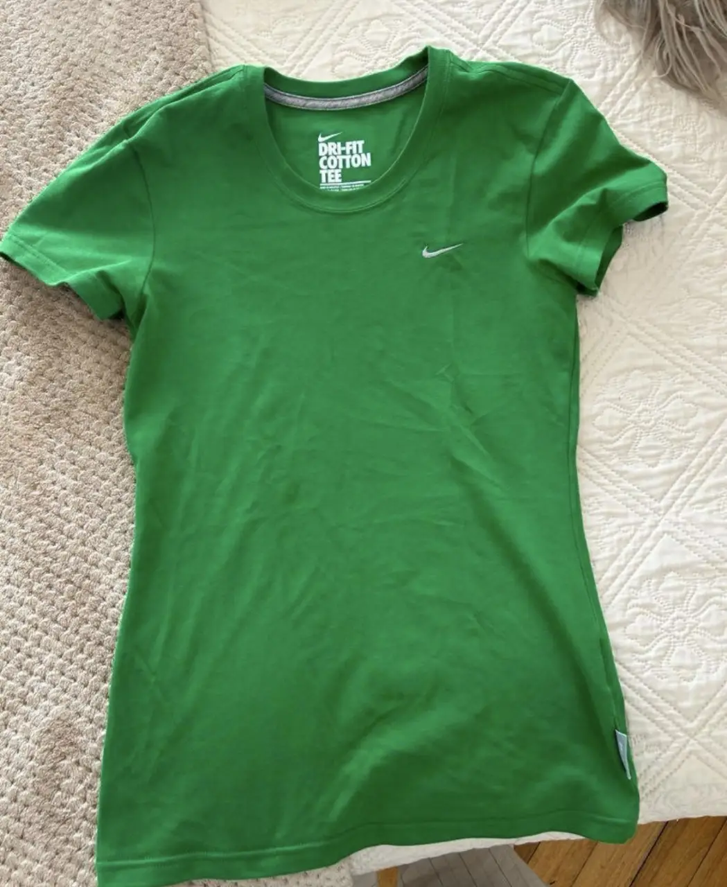 Remera deportiva Nike Dri-Fit de algodón, color verde, talle S. Ideal para entrenamientos y actividades físicas. muy poco uso