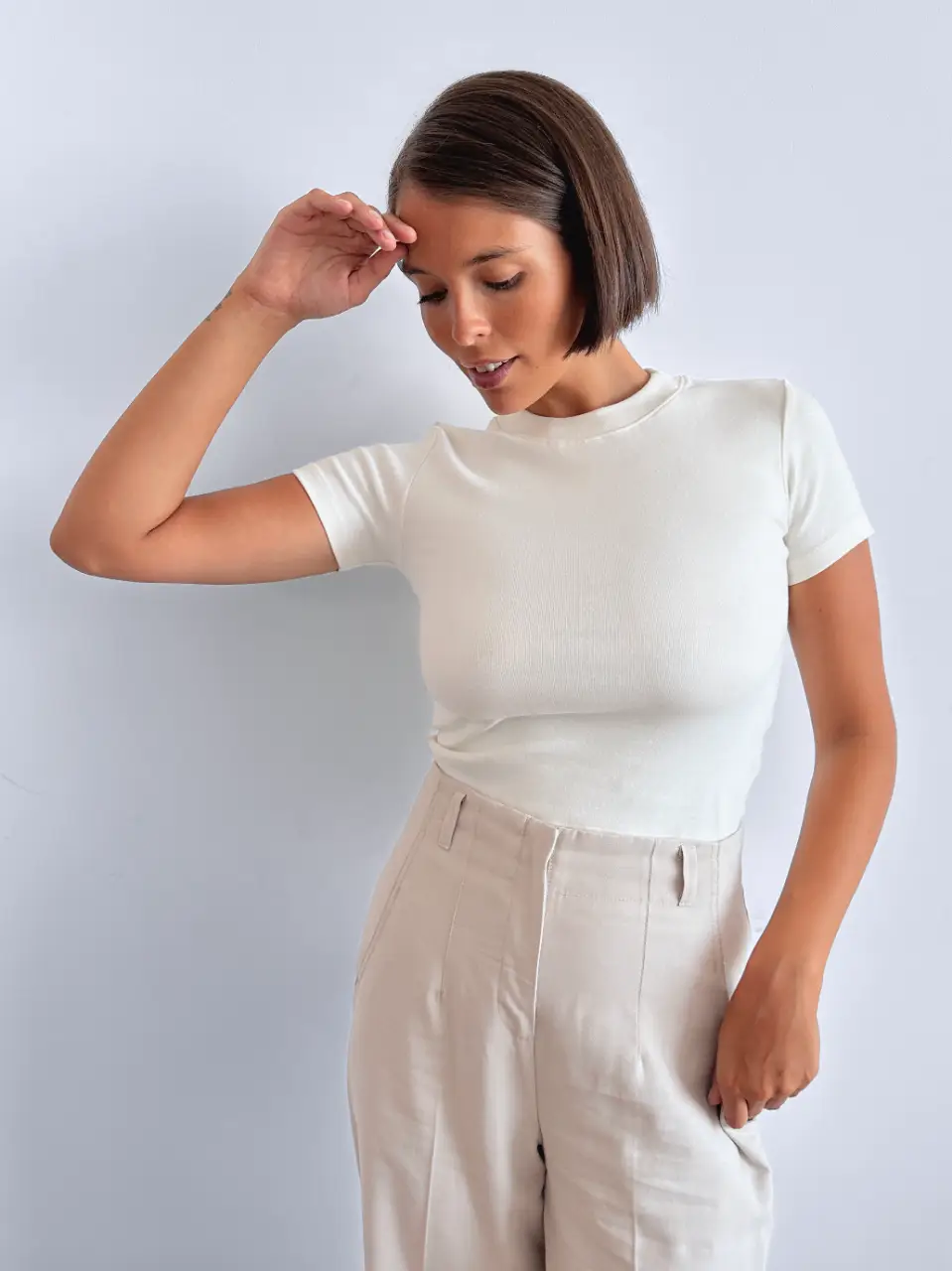 Remera de manga corta para mujer, confeccionada en tejido suave y cómodo. Cuello redondo y corte ajustado. Ideal para un look casual y versátil.