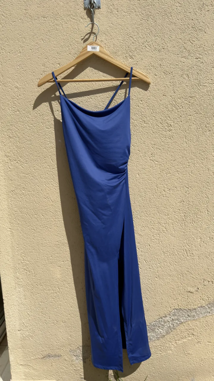 Vestido azul con tiras finas y tajo lateral.
