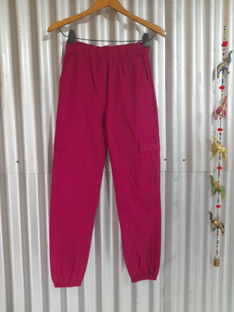 Pantalón cargo de color fucsia con cintura elastizada y bolsillos laterales y frunce en botamanga.  Talle M. Tiro alto, cintura con elastico. Bengalina elastizada.