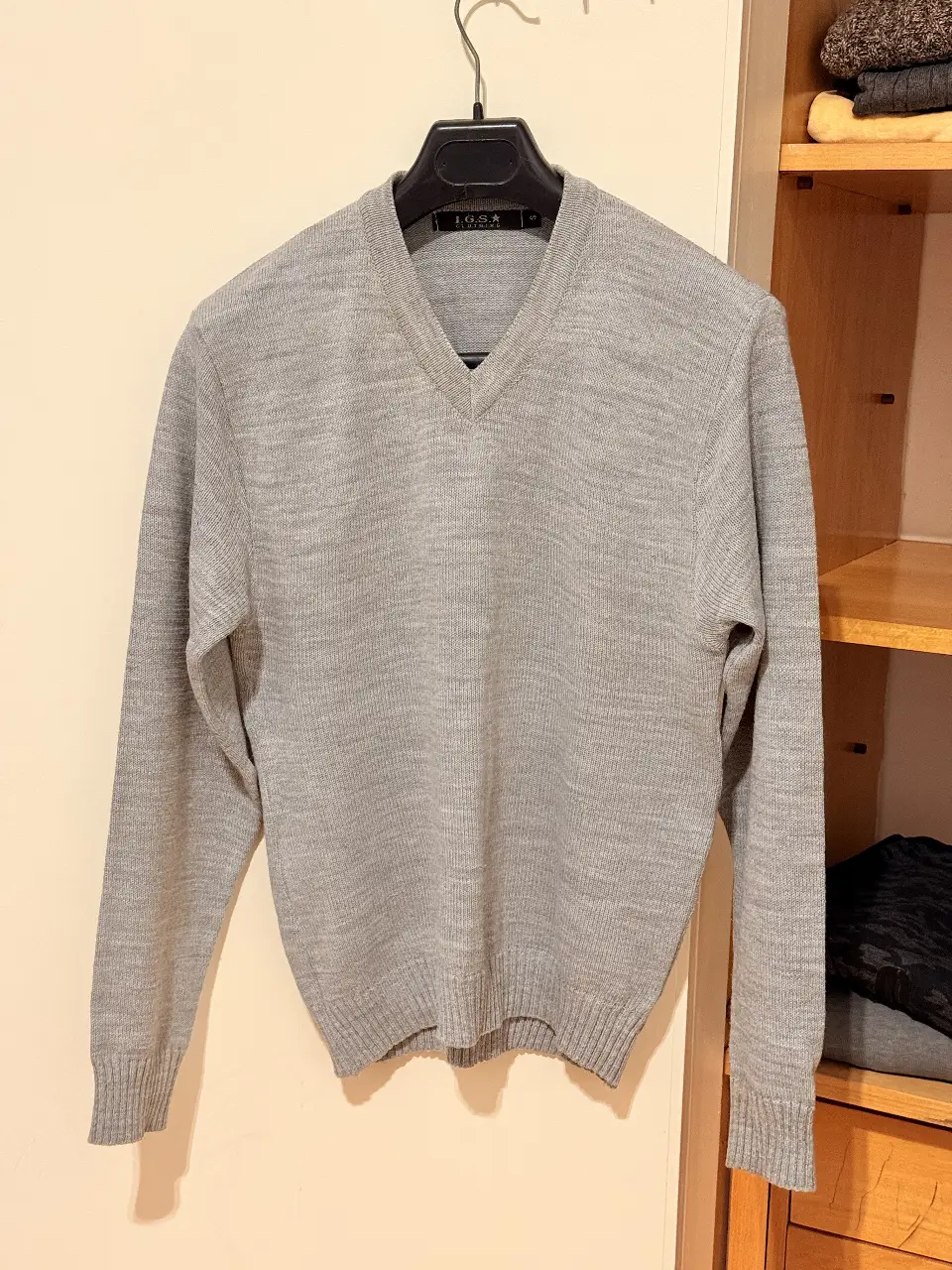 Clásico sweater gris de hombre con cuello en V. Ideal para un look casual y versátil. Perfecto para combinar con camisas o usar solo.
