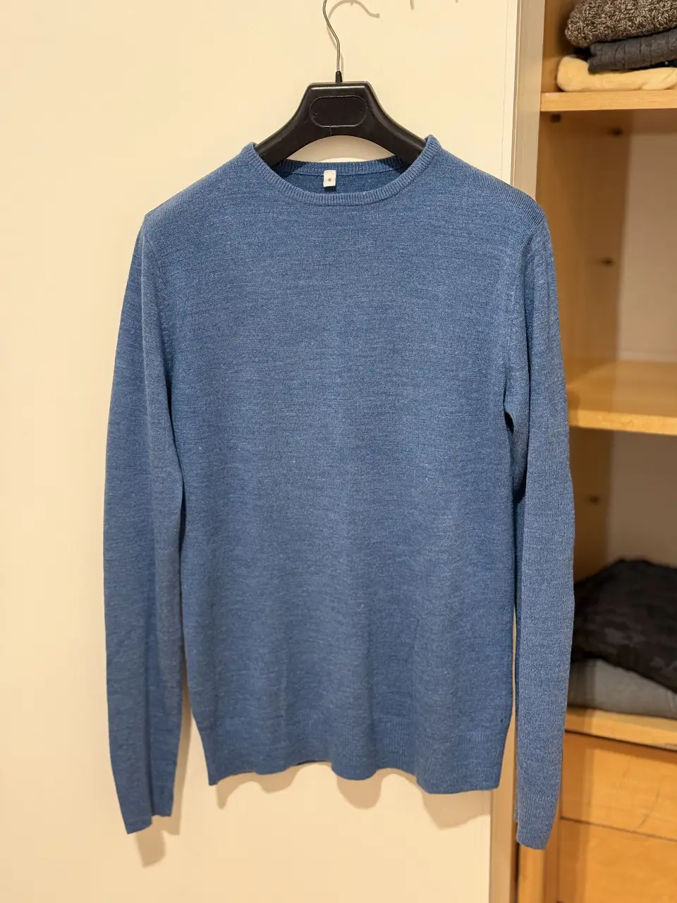 Sweater de hombre, cuello redondo, manga larga, ideal para el invierno. Disponible en azul y marrón.