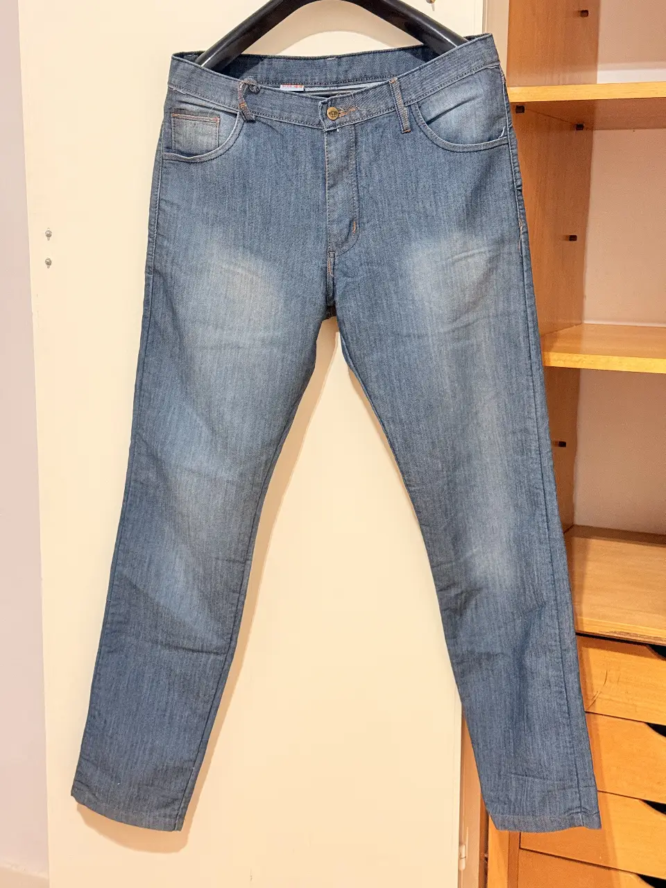 Jeans rectos de hombre, color azul gastado, con bolsillos delanteros y traseros. Ideal para un look casual y versátil.