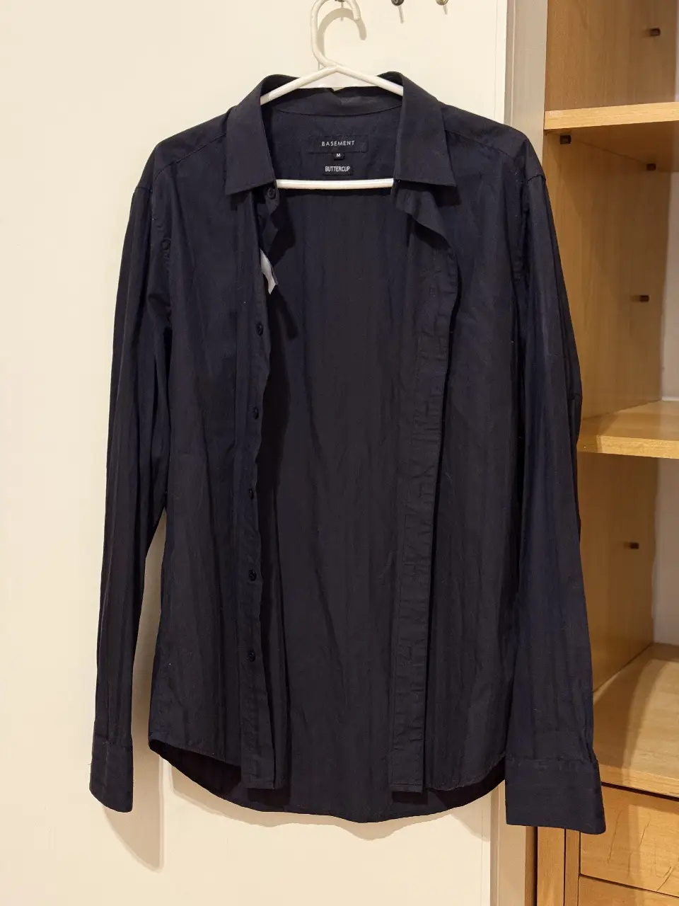 Camisa de hombre Basement Buttercup, manga larga, color negro, talle M. Ideal para un look casual o semi formal.