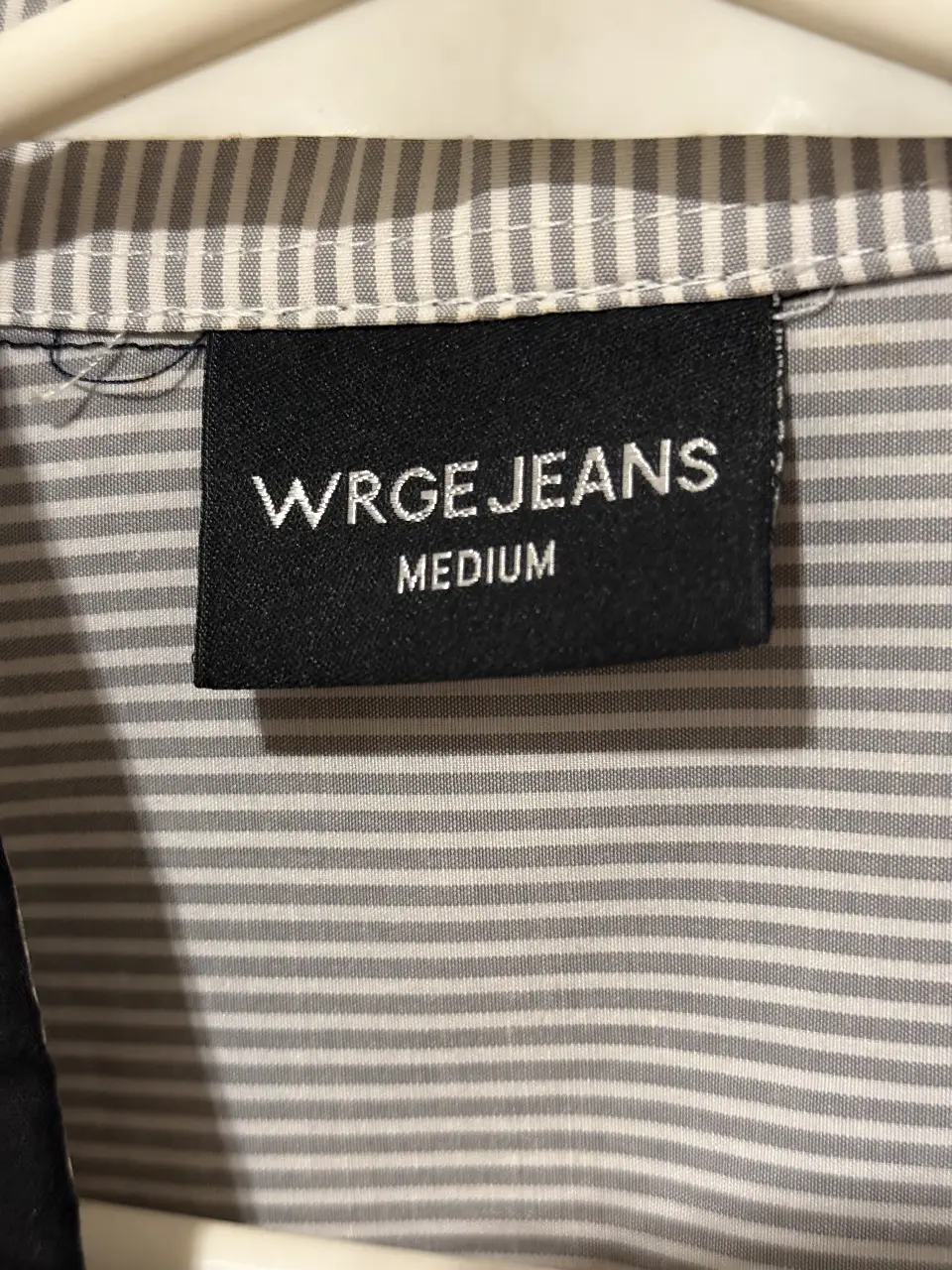 Camisa de hombre WRGE JEANS, manga larga, a rayas blancas y negras, con detalles en rojo en los puños y botones. Talle M.