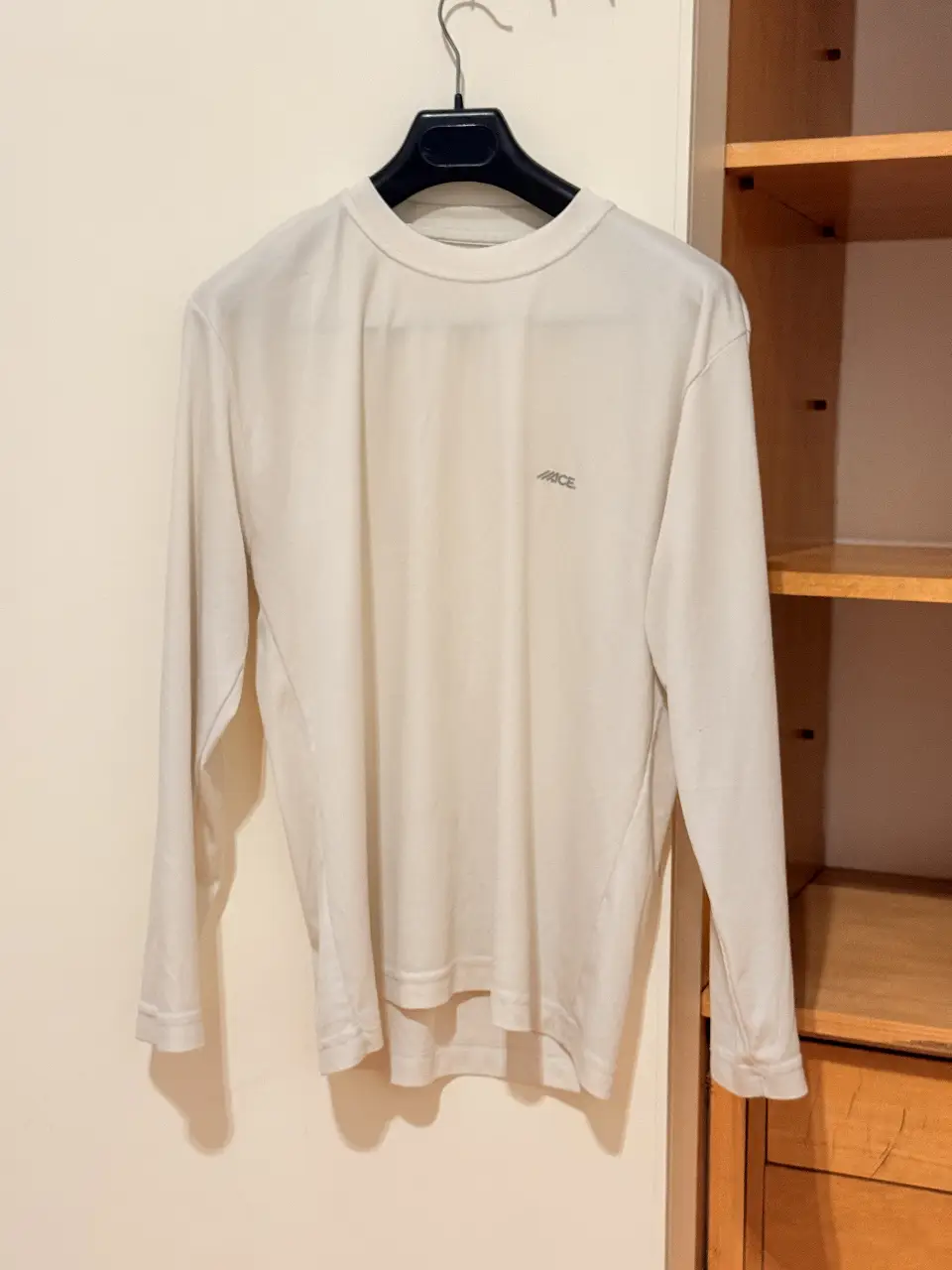 Remera manga larga de color crudo, con logo de la marca "MACE" en el pecho. Ideal para un look casual y deportivo.