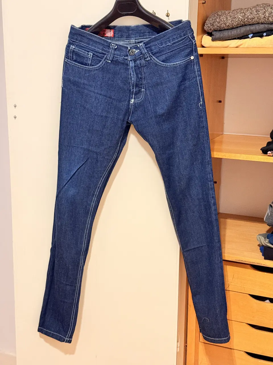 Jeans de hombre, corte recto, color azul oscuro. Un clásico para cualquier ocasión.