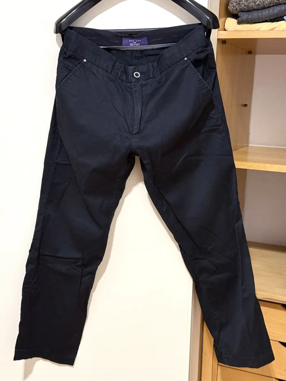Pantalón chino negro para hombre, corte recto. Ideal para un look casual o semi-formal. Confeccionado en gabardina, ofrece comodidad y estilo. Perfecto para combinar con camisas o remeras.