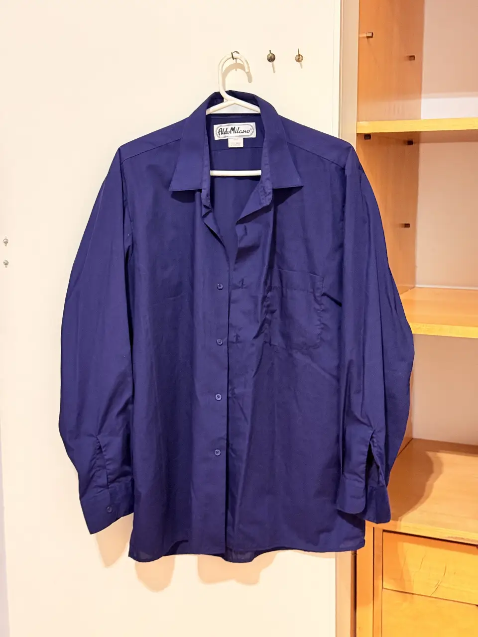 Camisa de hombre Aldo Milano azul oscuro, manga larga, con bolsillo en el pecho. Ideal para un look casual o semi-formal.