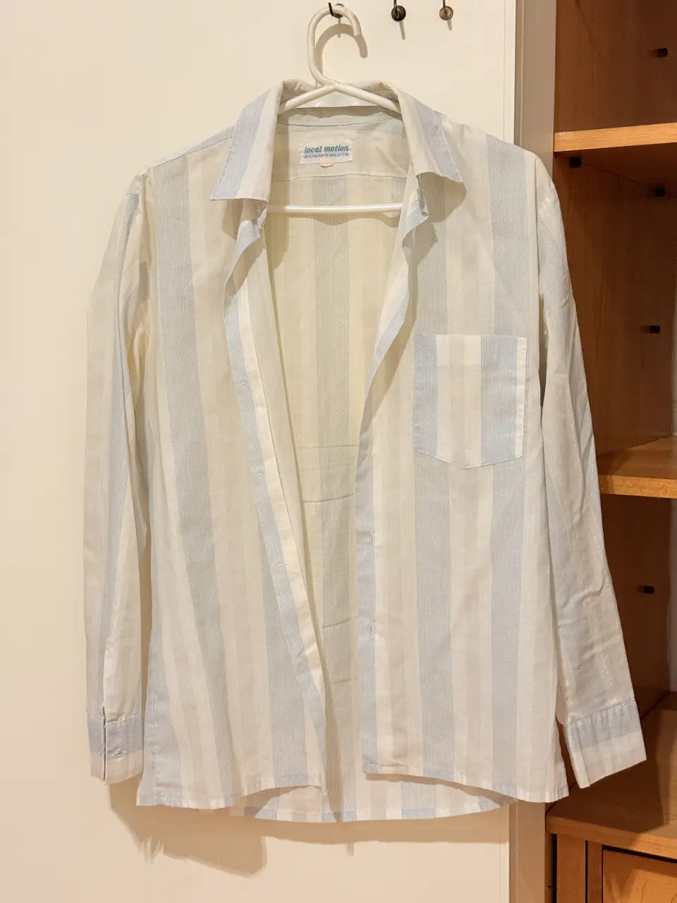 Camisa de hombre a rayas celeste y blanca, de manga larga. Ideal para un look casual y fresco. Con un bolsillo en el pecho y un corte clásico, esta camisa es perfecta para cualquier ocasión.