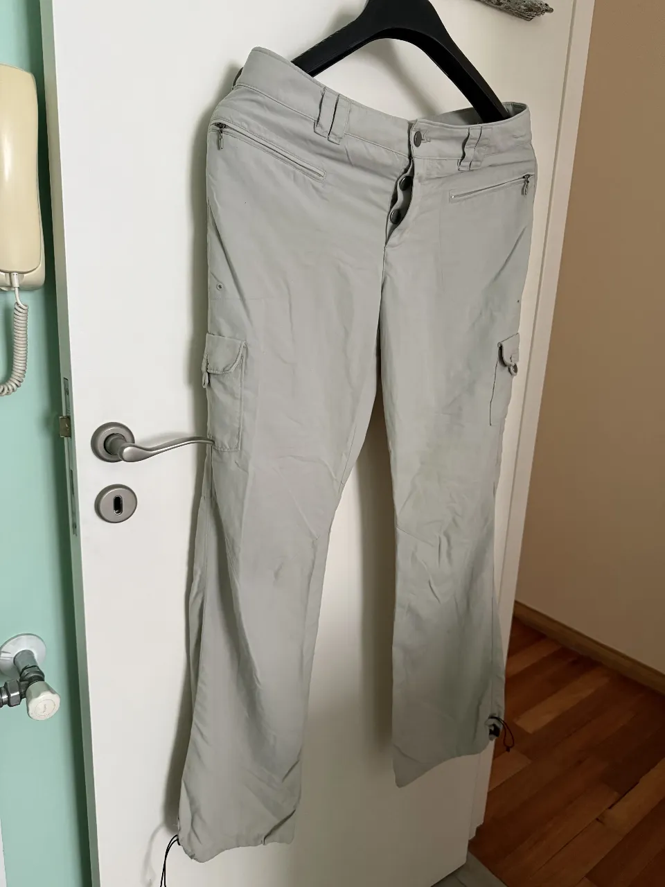 Pantalón cargo Columbia Titanium, ideal para actividades al aire libre o uso diario. Posee bolsillos funcionales y ajuste en los tobillos. Color gris claro.