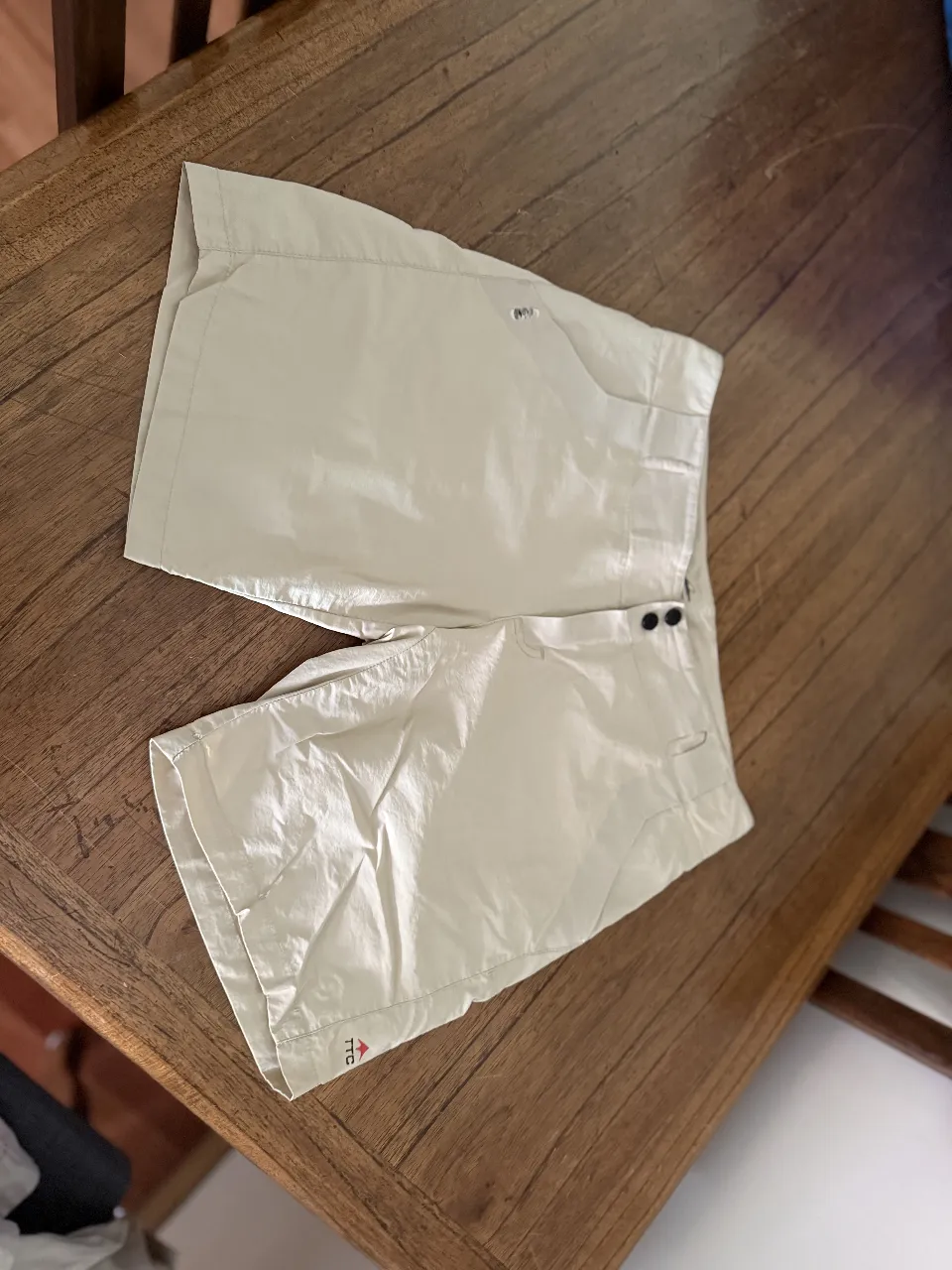 Shorts color tiza, ideales para actividades al aire libre o un look casual de verano. Cuentan con bolsillos funcionales, incluyendo uno con cierre en la parte trasera para mayor seguridad. Su diseño es moderno y cómodo.