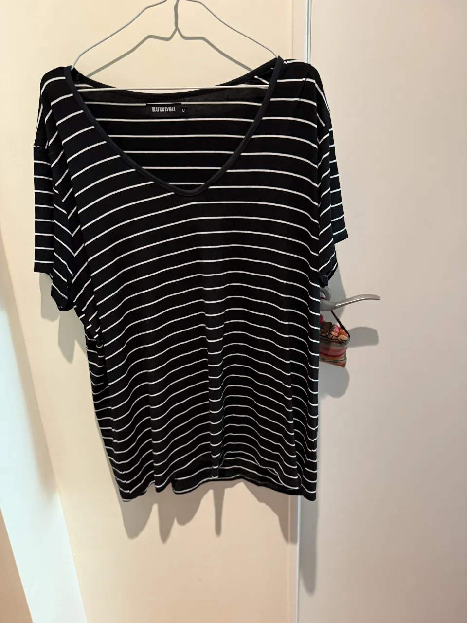 Remera a rayas escote en V, ideal para un look casual y cómodo.