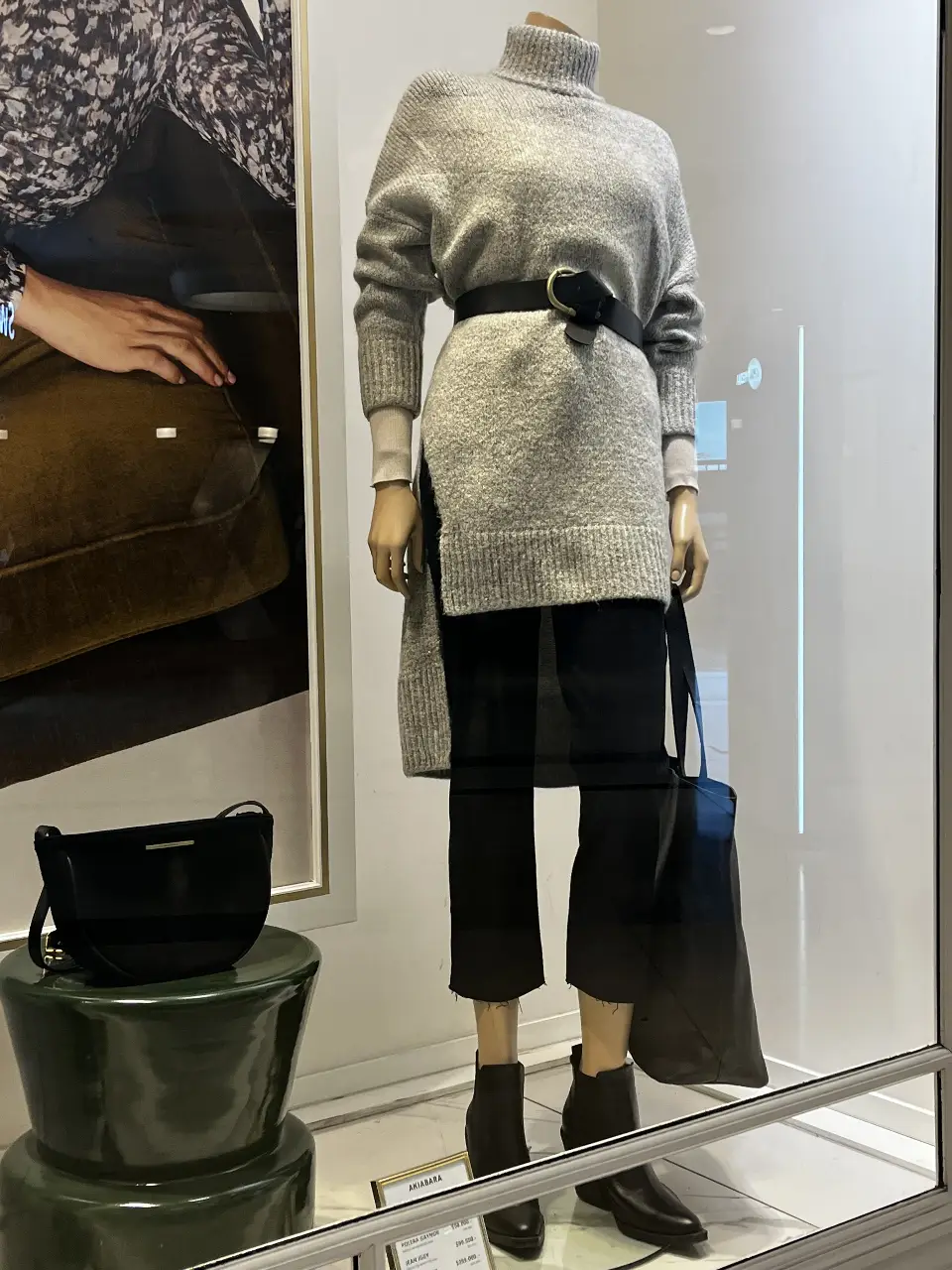 Sweater polera gris, ideal para un look elegante y abrigado. Perfecto para combinar con pantalones de vestir o jeans.