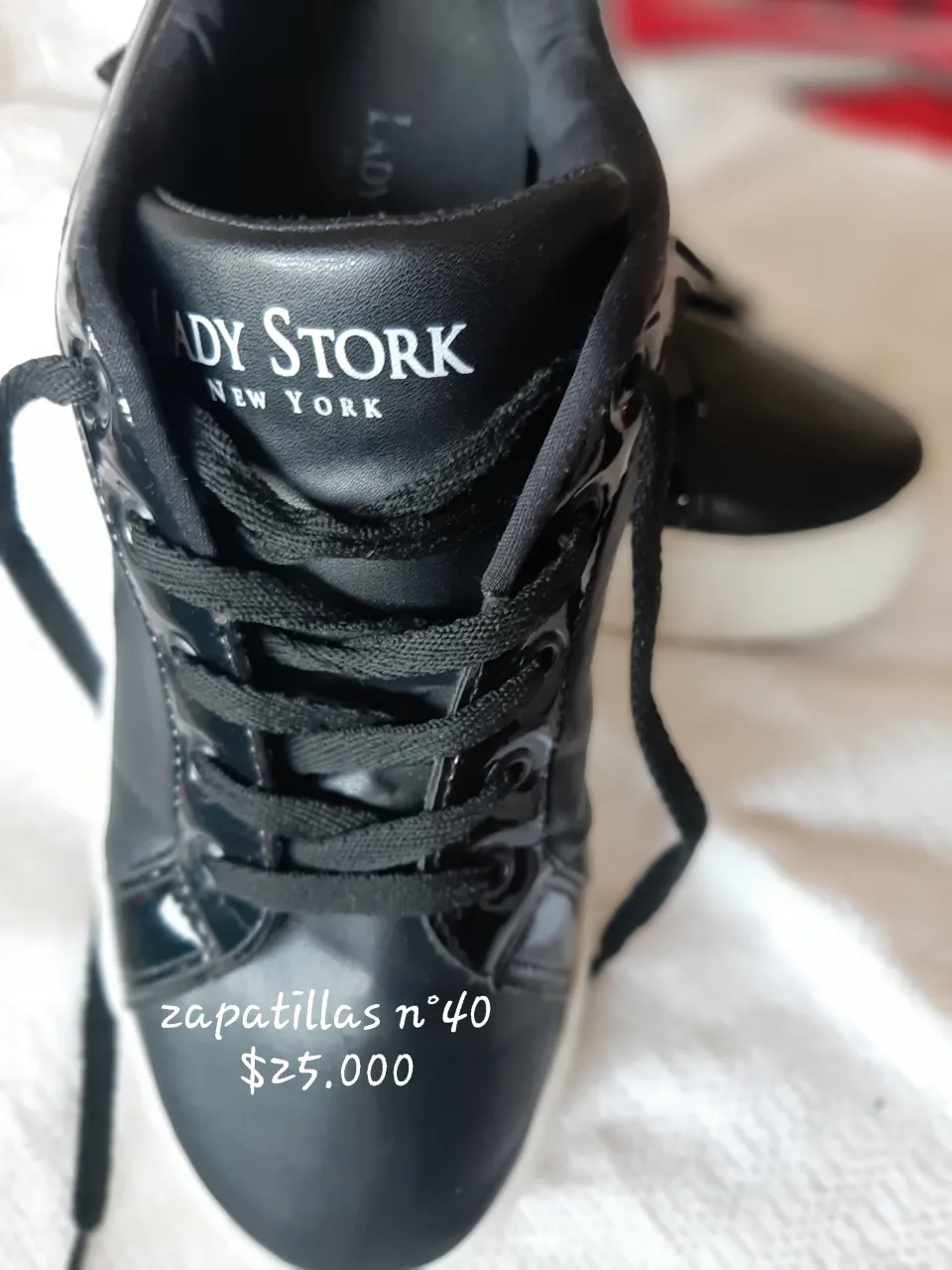 Zapatillas Lady Stork New York negras con detalles en charol y suela blanca. Talle 40.