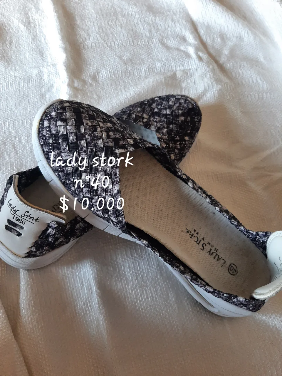 Zapatillas Lady Stork, talle 40, con diseño tejido en blanco y negro. Ideales para un look casual y cómodo.