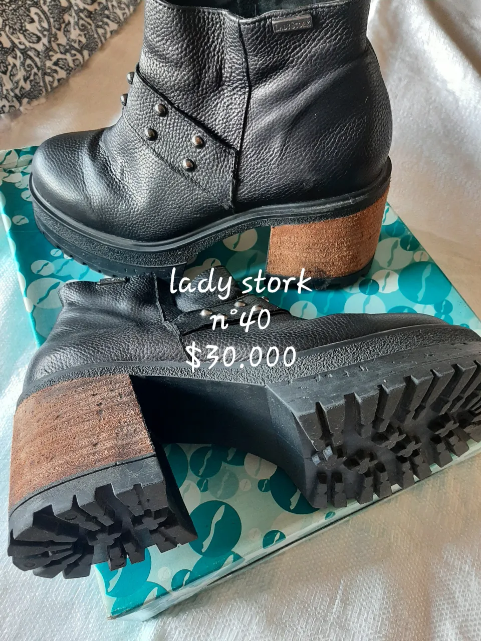 Botines Lady Stork n°40, de cuero negro con taco de madera y suela de goma.