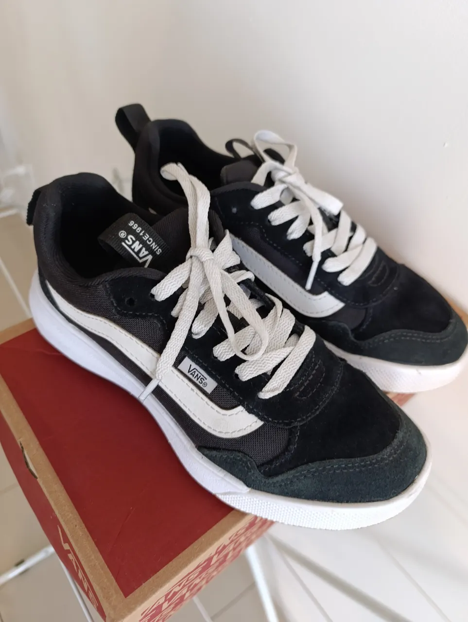 Zapatillas Vans W Range EXP negras con detalles en blanco. Talle 37. Diseño moderno y cómodo, ideales para uso diario.
