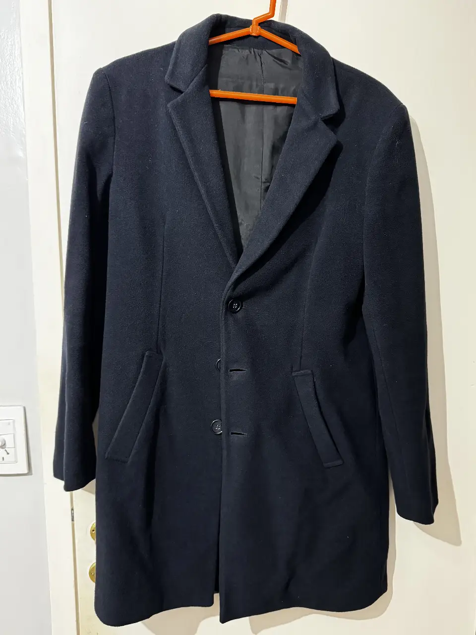 Sobretodo de paño azul oscuro, con tres botones y bolsillos delanteros. Ideal para un look elegante y abrigado. Tiene un detalle en el bolsillo interno conforme se muestra en la foto.