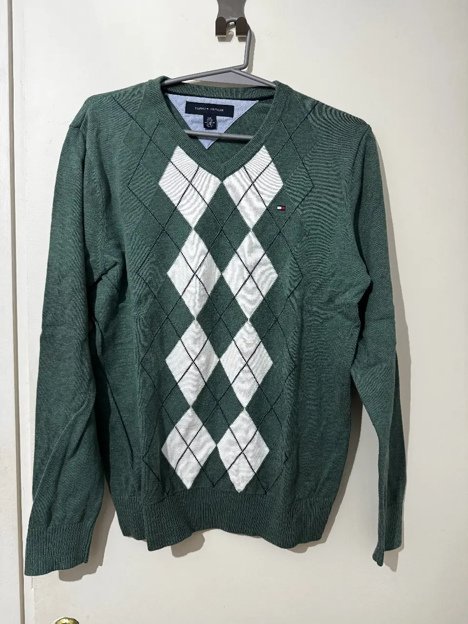 Sweater Tommy Hilfiger verde con diseño argyle en blanco. Talle S. Ideal para un look preppy y casual.