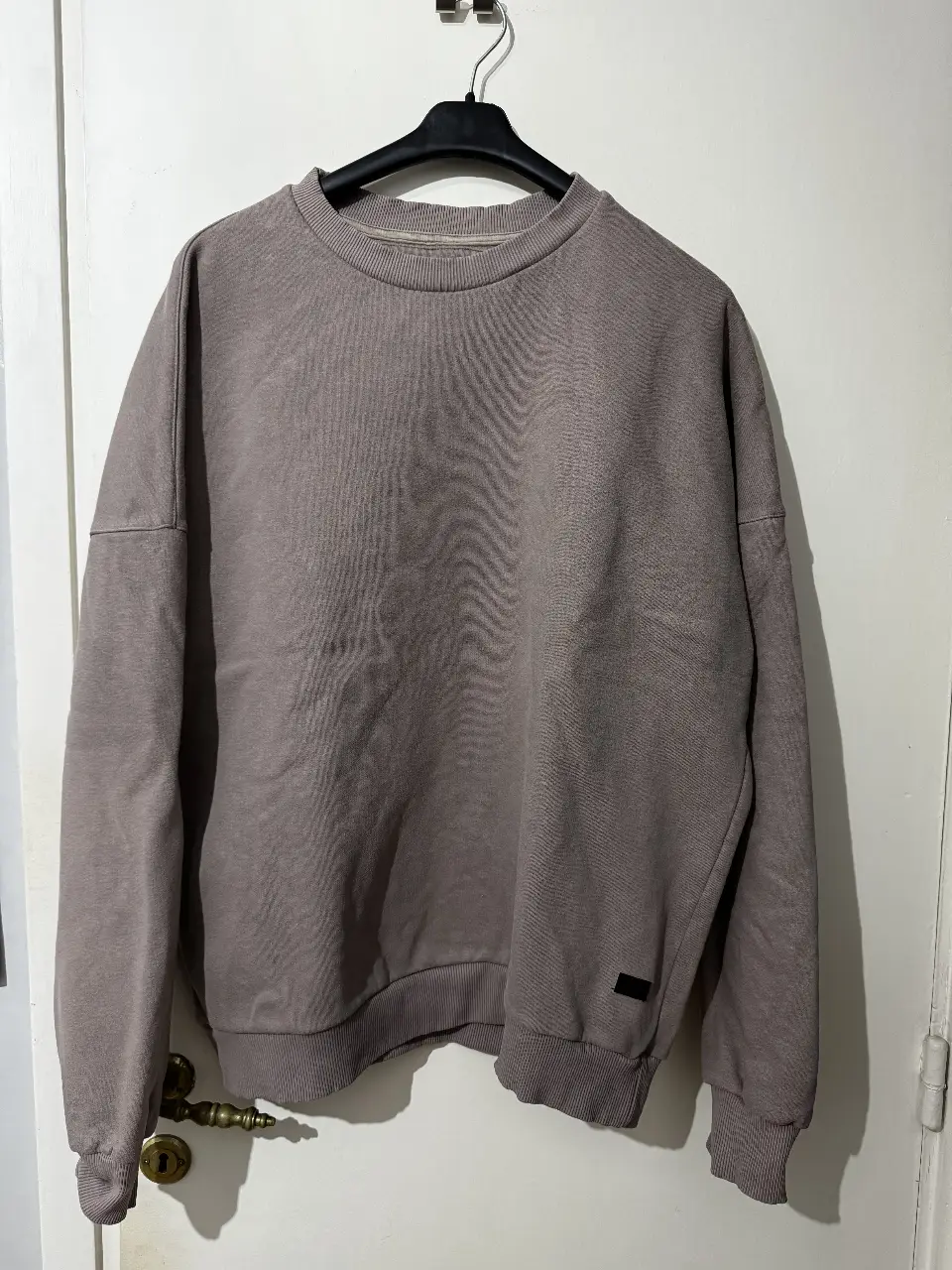 Buzo de cuello redondo para hombre, color beige. Talle S oversize, queda como un M. 
