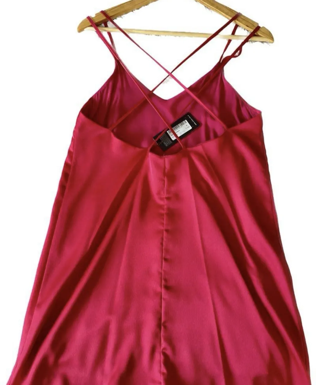 Vestido midi de mujer, color fucsia, con tirantes cruzados en la espalda y escote en V. Ideal para fiestas y eventos especiales. Marca ZHOUE. Nuevo sin uso con etiqueta