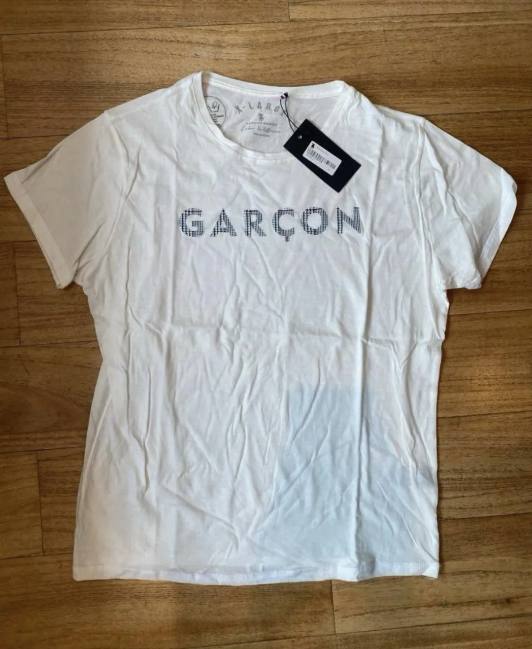 Remera blanca de algodón con estampado "GARÇON" en el frente. Nueva sin uso con etiqueta