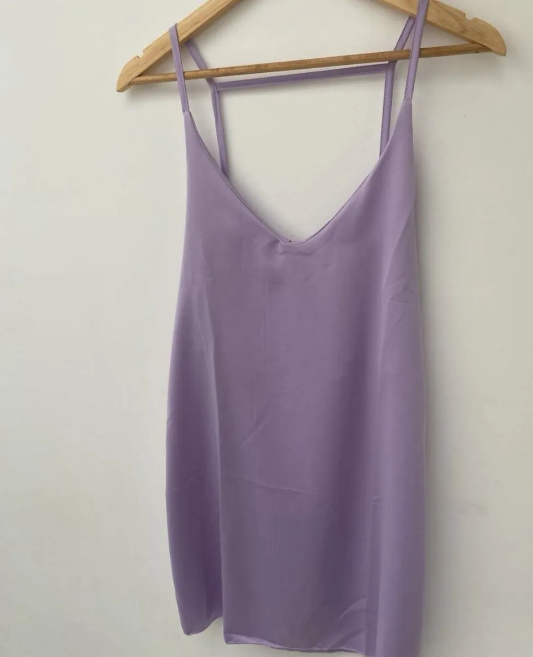 vestido lila con tiras finas y escote en V. Ideal para un look fresco y elegante.