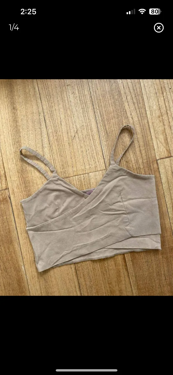 Top de mujer color beige/camel, con diseño cruzado y tiras finas. Ideal para un look casual y moderno. Marca Duvian talle 3, para busto 95/100. Tela estilo bengalina, se adapta al cuerpo