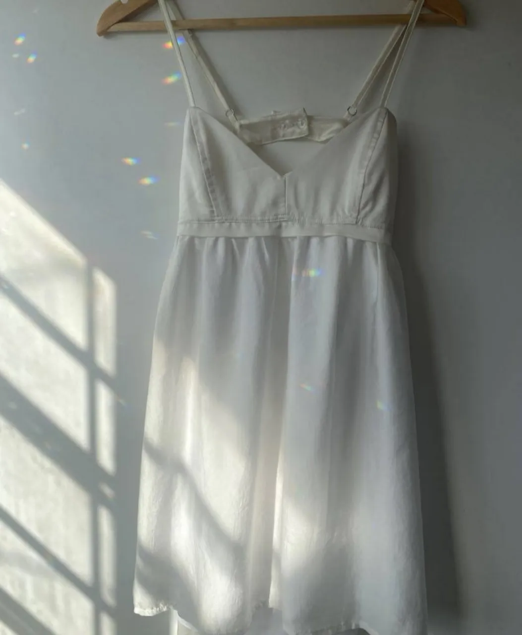 Vestido mini blanco con tirantes finos y espalda descubierta. Ideal para un look fresco y elegante.