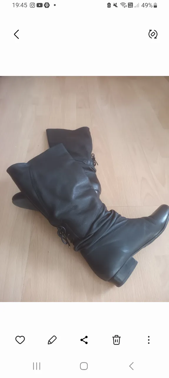 Botas de caña alta negras de cuero, ideales para el invierno. Diseño clásico y versátil.