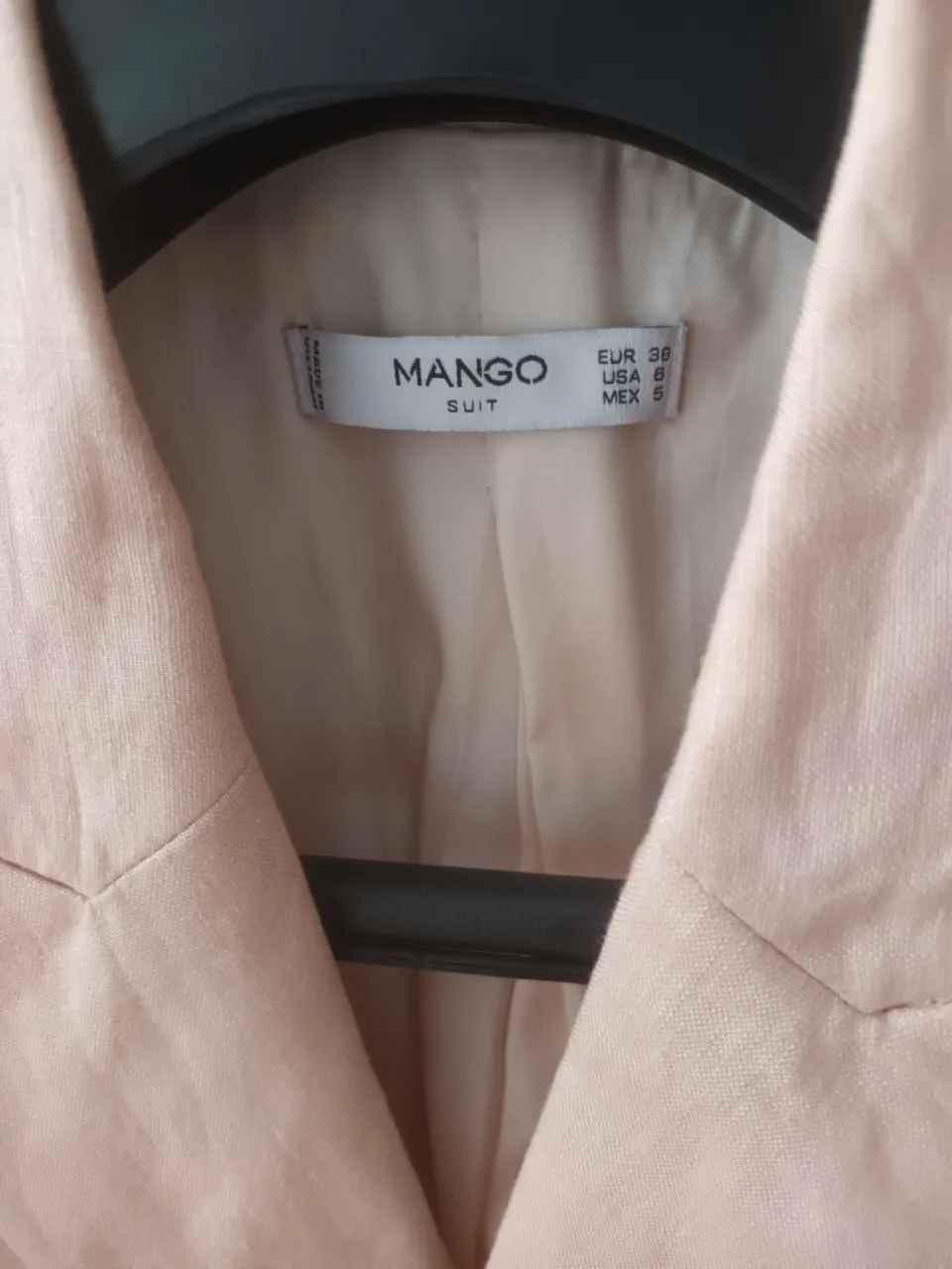 Blazer de mujer color rosa claro, de la marca Mango Suit. Ideal para un look elegante y moderno. Perfecto para combinar con pantalones sastreros o jeans.